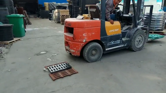  自重4.2噸叉車過溝蓋板測試試驗